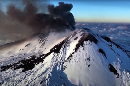 El volcán Etna mantiene actividad eruptiva desde fines de diciembre de 2025