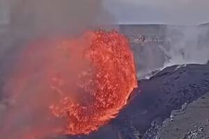 El volcán expulsó fuentes de lava de 150 metros