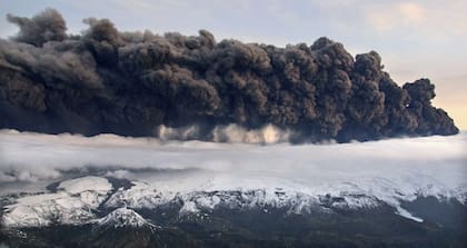 El volcán Keflavik se encuentra al oeste del glaciar Eyjafjälla y uno de sus cráteres estalló hoy en erupción