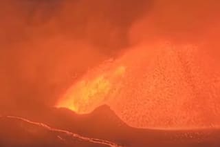 Las impactantes imágenes de la erupción del volcán Kilauea con arcos de lava de más de quince metros