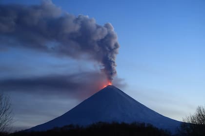 El volcán Kliuchevskoi, en la península de Kamchatka del Lejano Oriente ruso, entra en erupción tras los terremotos que azotaron la región