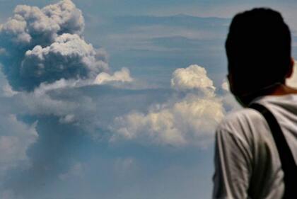 El volcán Krakatoa, en Indonesia, volvió a expulsar cenizas el pasado 11 de abril de 2020.