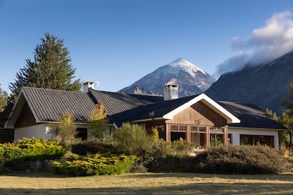 El volcán Lanín, detrás de la hostería.