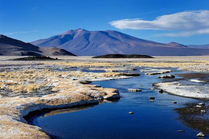 El volcán Llullaillaco se localiza en Salta, a metros del límite con Chile, sobre la cordillera de los Andes.
