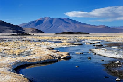 El volcán Llullaillaco se ubica en Salta, en el departamento Los Andes, a metros del límite con Chile, sobre la cordillera