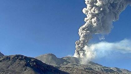 El volcán peruano que tiene en vilo a los pobladores cercanos