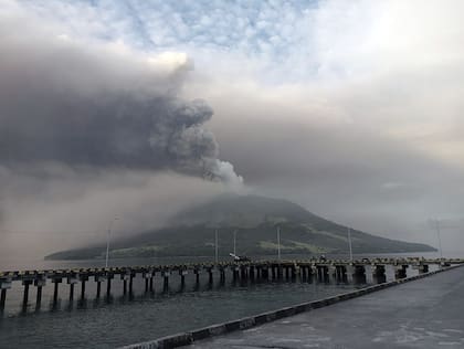 El volcán Ruang es visto durante la erupción desde la isla Tagulandang, Indonesia, el jueves 18 de abril de 2024. 