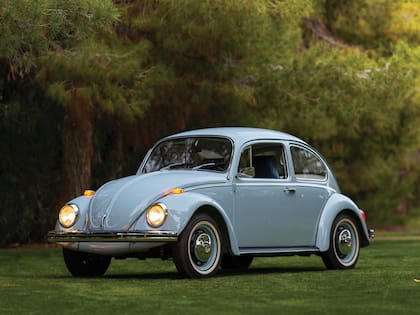 El Volkswagen Beetle utilizaba aire presurizado proveniente de la rueda de auxilio para impulsar el líquido lavaparabrisas