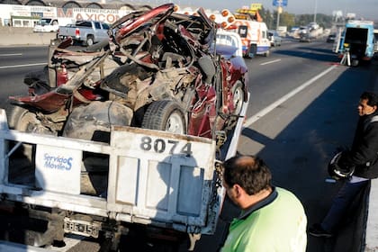 El Volkswagen Gol propiedad de Fernando Bustamante sobre el que cayó la 4x4.