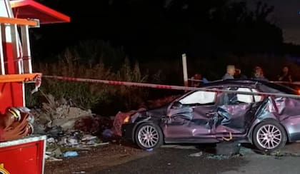 El Volkswaguen Vento impactó contra el camión cisterna de la dotación de bomberos