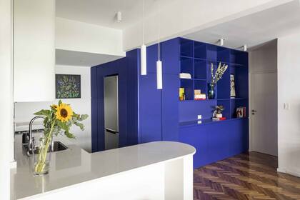 El volumen azul se laqueó en el tono 'Morning Glory' SW6971 de Sherwin Williams