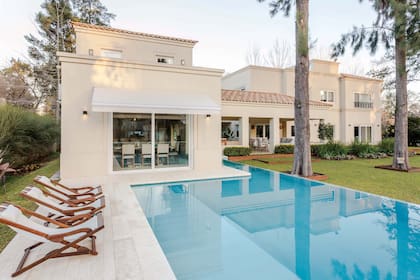 El volumen del quincho sobresale de la línea del contrafrente. Al haber planteado este particular recorrido de la pileta, parece que flotara sobre el agua.