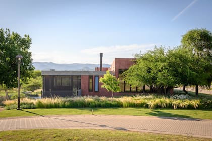 El volumen que corresponde al estudio tiene carpinterías metálicas (Blevel) y persianas horizontales de aluminio (Hunter douglas)