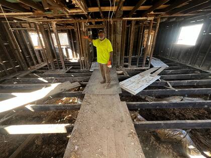 El voluntario Curtis Belamy muestra los daños en una casa en Swannanoa, Carolina del Norte.