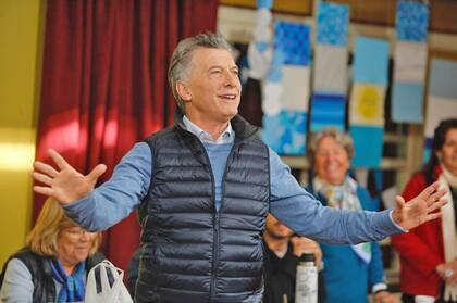 Mauricio Macri saluda después de votar en Recoleta