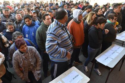 Largas colas en la escuela 79 de Moreno