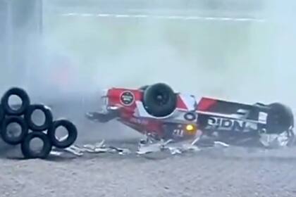 El vuelco de Matías Rossi, el sábado durante la prueba de clasificación: el Misil se quedó sin dirección, golpeó contra los muñecos de goma y quedó con las ruedas hacia arriba