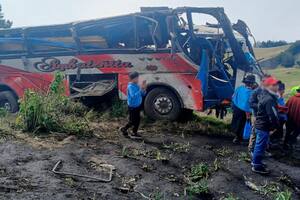 Un micro de pasajeros volcó y murieron al menos 22 personas murieron