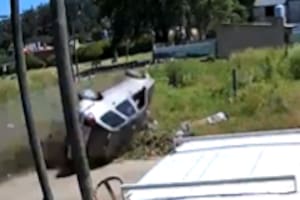 Perdió el control del auto, dio tres vueltas, un ladrón salió despedido y se salvó de milagro