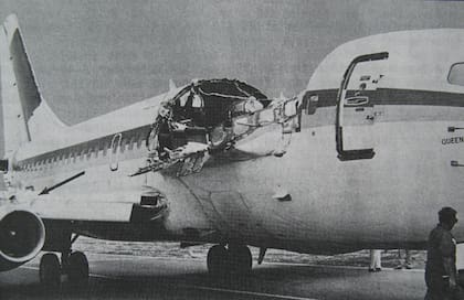 El vuelo 243 de Aloha Airlines, un Boeing 737-200, sufrió una descompresión explosiva a más de 7.000 metros de altura