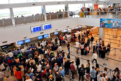 La aerolínea de bandera le solicitó a los pasajeros que revisen su correo electrónico para recibir información sobre su vuelo