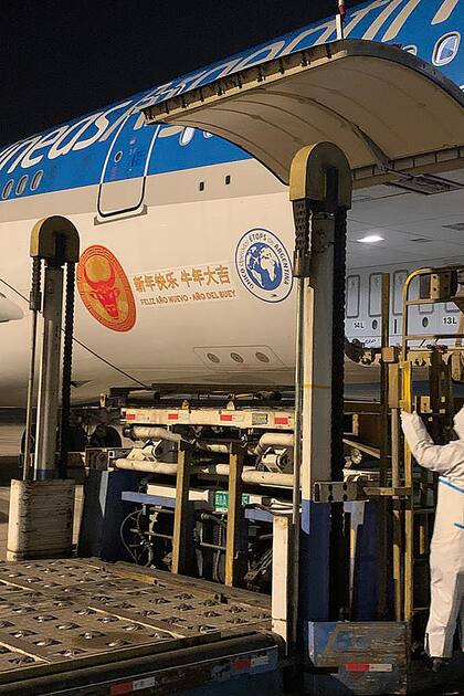 El vuelo de Aerolíneas Argentinas que trae al país desde China un millón de dosis de la vacuna Sinopharm, llegará esta noche al aeropuerto de Ezeiza