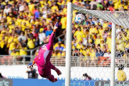 El vuelo de Camilo Vargas suma espectacularidad al brillante tiro libre que ejecutó Raphinha, que marcó la apertura del marcador para Brasil; el extremo brasileño, la mejor pieza que enseñó el Scratch ante Colombia