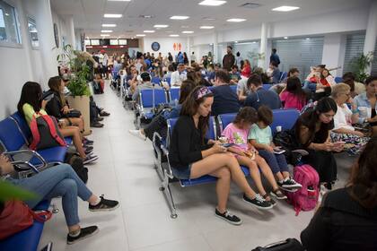 El vuelo de Flybondi que iba a estrenar el aeropuerto low-cost aterrizó finalmente en Ezeiza por cuestiones climáticas