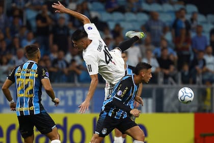 El vuelo de Gabriel Obredor ante la marca de Erick Noriega y la mirada de Martin Braithwaite; Riestra se quedó vacío en su visita a Porto Alegre