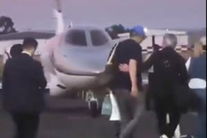 Ordenan medidas para investigar quién pagó el vuelo privado de Manuel Adorni a Punta del Este