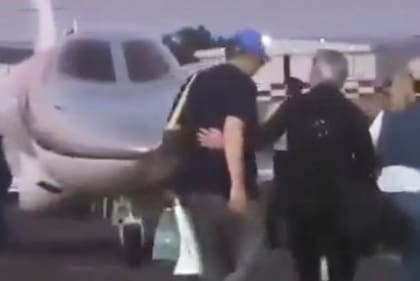 El vuelo de Manuel Adorni junto a su familia en un jet privado a Punta del Este