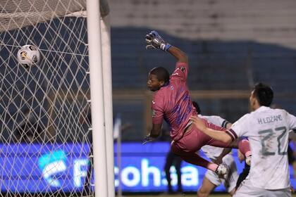 El vuelo del arquero Roberto López no evita que el cabezazo de Flores se convierta en el gol de México; un mero empate es suficiente para el Tri en la jornada final de la eliminatoria de Concacaf.