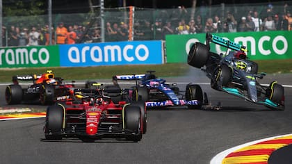 El vuelo del Mercedes de Lewis Hamilton, después de montarse sobre el neumático delantero izquierdo del Alpine que conduce Fernando Alonso; los pilotos sostuvieron un fuego cruzado de palabras durante y luego de la carrera en Spa-Francorchamps