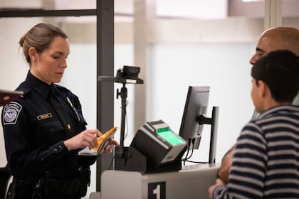 El vuelo que tomaron rumbo a Canadá hacía escala en Houston, pero no los dejaron ingresar a territorio estadounidense