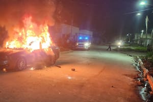 El VW Vento en el que se movilizaban los asesinos del sargento bonaerense Fernando Javier Álvez apareció incendiado en Ingeniero Budge, Lomas de Zamora