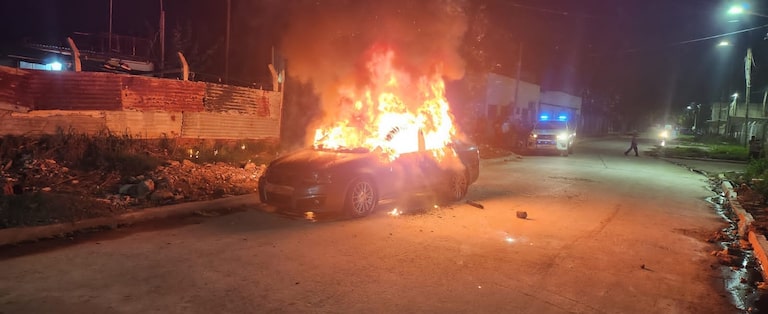 El VW Vento en el que se movilizaban los asesinos del sargento bonaerense Fernando Javier Álvez apareció incendiado en Ingeniero Budge, Lomas de Zamora