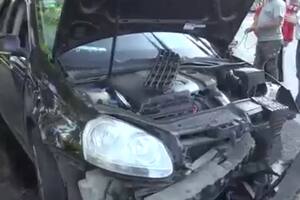 El VW Vento que chocó contra el cantero del Metrobus Juan B. Justo, en la parada Boyacá