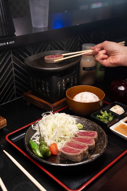 El wagyu al paso en la adorable barra japonesa Gyukatsu Rose, recomendado por Michelin