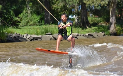 El wakeboard adoptó el foil para tener esa inigualable sensación de volar en el agua