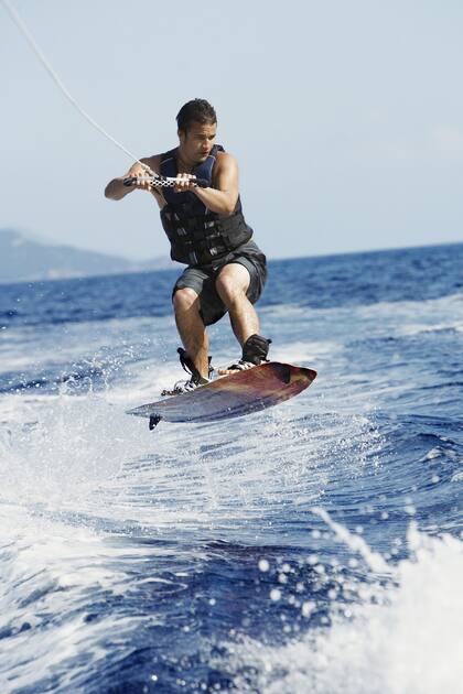 El wakeboard pone a prueba todos los músculos del cuerpo que deben estar fuertes para mantener el equilibrio y evitar posibles caídas
