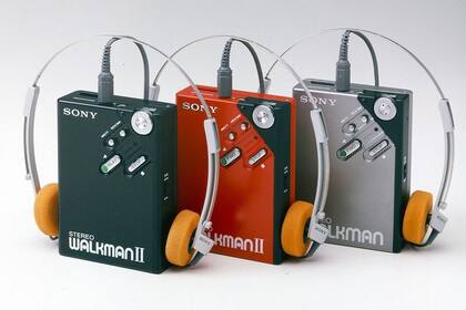 El Walkman WM-2, el sucesor del modelo original, que Sony presentó en 1981; el primer modelo vendió 1,5 millones en 2 años; para esta versión Sony fabricó un millón en 9 meses