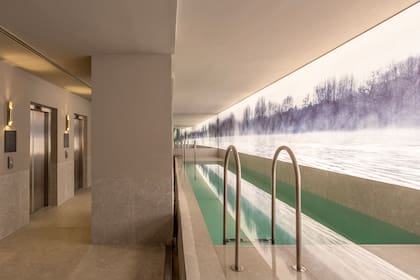 El Wellness Area cuenta con sauna, área de relax, cabinas para tratamientos y masajes y piscina climatizada interna.