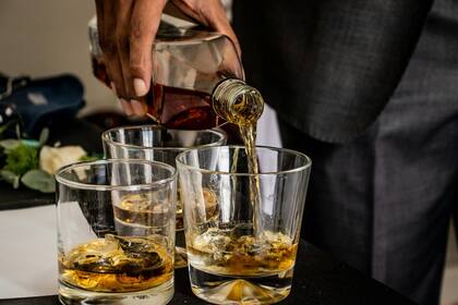 El whisky es una bebida ideal para disfrutar entre amigos