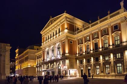 El Wiener Musikverein alberga varias salas de conciertos y otras instituciones musicales. Es famosa por su acústica, que la sitúa entre las tres mejores salas del mundo en lo que respecta a la sonoridad, junto con el Symphony Hall de Boston, y el Concertgebouw de Ámsterdam. La sala acoge conciertos de las principales orquestas sinfónicas del mundo, destacando los conciertos de abono de la Orquesta Filarmónica de Viena.