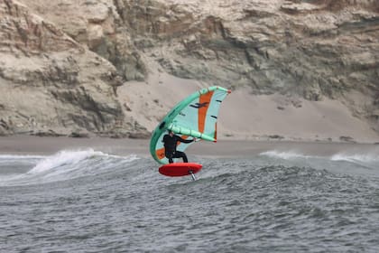 “El windsurf perdió la onda, todo va hacia el foil. Esto es la evolución de la náutica. Volar por arriba del agua es algo inexplicable y, además, no hace ruido”, sostiene Saubidet
