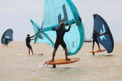 El wingfoil, el nuevo deporte que es furor; la semana pasada se corrió una regata en Perú Beach Foto: Mauro Alfieri