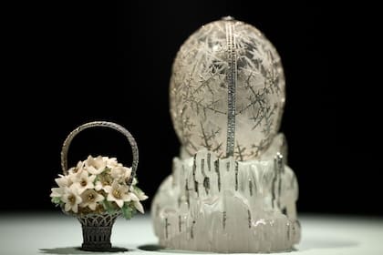 “El Winter Egg de Fabergé, encargado por el entonces emperador ruso Nicolás II como regalo de Pascua para su madre en 1913, se exhibe durante una vista previa para la prensa organizada por la casa de subastas Christie’s en el centro de Londres