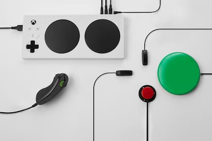El Xbox Adaptive Controller permite sumar diversos accesorios para facilitar el acceso a los comandos de los videojuegos de Xbox One y Windows 10