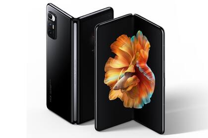 El Xiaomi Mi MIx Fold tiene una pantalla interna plegable de 8 pulgadas, y una pantalla frontal de 6,5 pulgadas, con un chip Snapdragon 888, y un bloque de cámaras con un sensor principal de 108 megapixeles, un gran angular y un zoom 3x con lente líquida