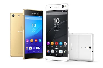 El Xperia M5 en dorado junto al Xperia C5 Ultra, ambos equipados con cámaras de 13 MP en la parte frontal